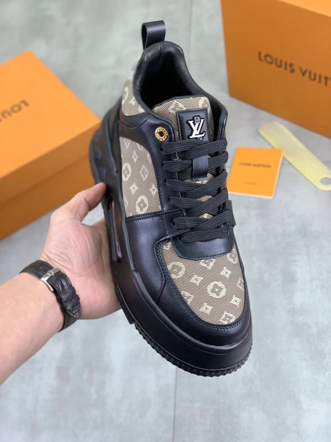 Men's men's shoes 💰P440 new style 💶【LOUIS VUITTON) new high top🍀LV Louis Vuitton *—— LV classic high top trendy shoes! Made of imported original soft calfskin, water-dyed pigskin lining. Original wear-resistant rubber outsole! High quality products! Code number: 38-44 Color: 3️⃣ colors available